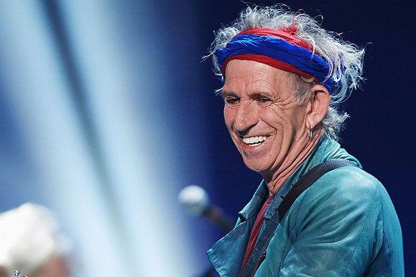 Keith Richards puede haberse roto una costilla en un concierto de los Rolling Stones… y siguió tocando