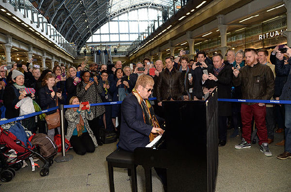 Elton John sorprende en Londres tocando el piano en una estación de tren
