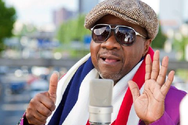 Falleció sobre un escenario el influyente músico africano Papa Wemba