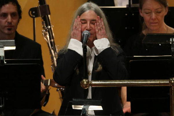 Patti Smith interpretó un clásico de Bob Dylan en la ceremonia del Nobel