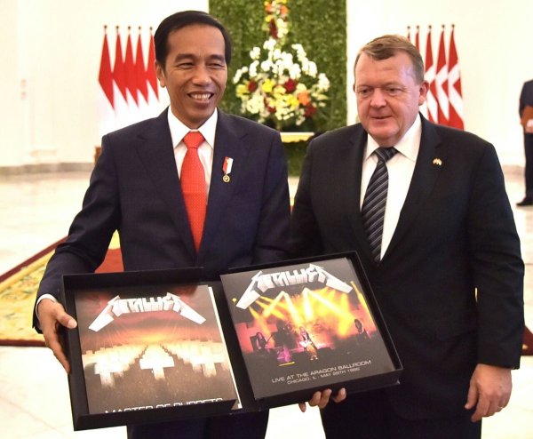 El primer ministro danés le regaló al presidente de Indonesia un LP autografiado de Metallica