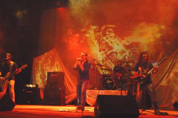La banda nicoleña El Vasco Rock sigue anticipando su EP con «Soy La Noche»