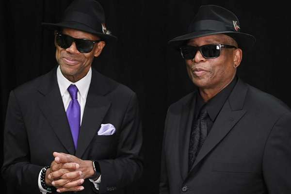 Tras 40 años como productores, Jimmy Jam & Terry Lewis debutan como intérpretes con el single «He Don’t Know Nothin’ Bout It»