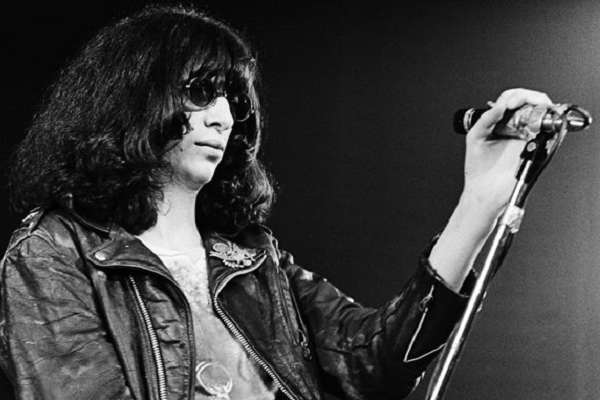 A 20 años de la muerte de Joey Ramone, la atribulada voz líder de una disfuncional “familia” musical