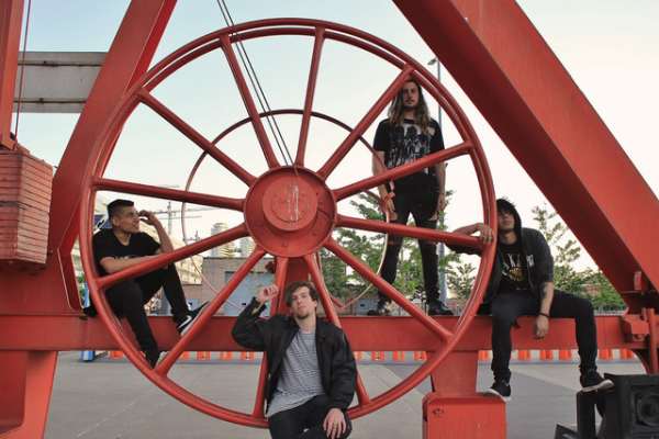 Reverb lanza su álbum debut, «Emerger», atravesado por el rock y la canción