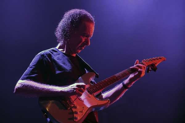 Scott Henderson: «Los guitarristas de jazz que intentan tocar rock suelen ser una comedia»