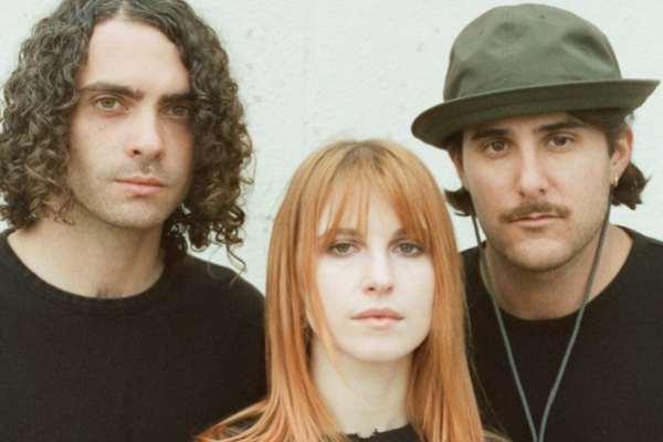 Paramore está de regreso con una versión de «Burning Down The House» de Talking Heads
