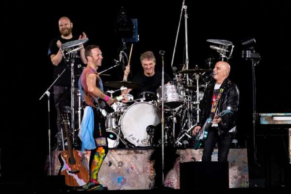 Charly Alberti y Zeta Bosio se sumaron como invitados de Coldplay para tocar dos canciones de Soda Stereo