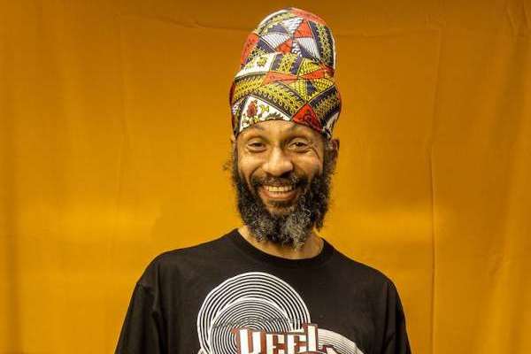 Fidel Nadal presenta «Transpirar la remera», una colaboración con el jamaiquino Fanbrown