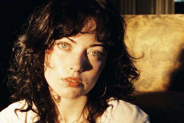 Violet Grohl se aleja de la sombra de su padre famoso con un embrujado debut de alt-rock