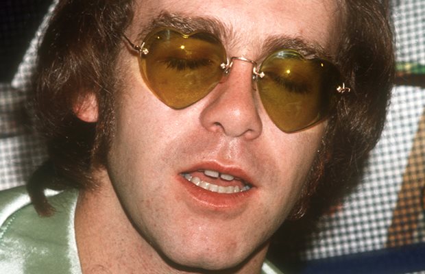 Robaron los anteojos con forma de corazón de Elton John