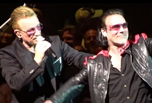 U2 interpreta «Sweetest Thing» con un imitador de Bono