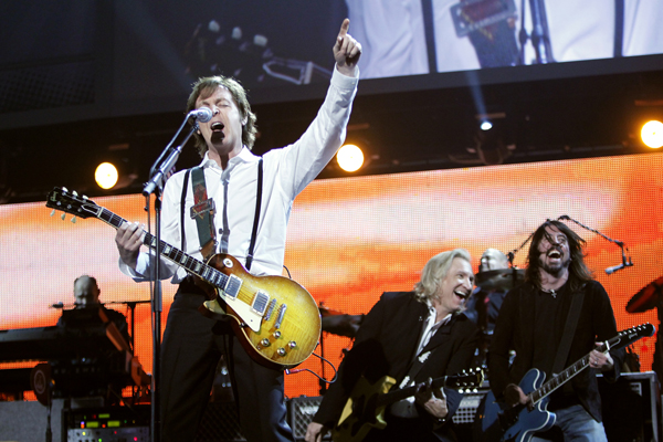 Paul McCartney compartió escenario con Bob Weir, de The Grateful Dead