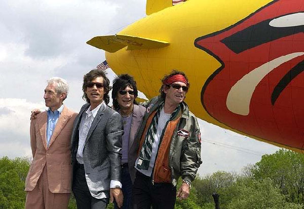 Hace 13 años, los Rolling Stones anunciaban su gira… desde un dirigible