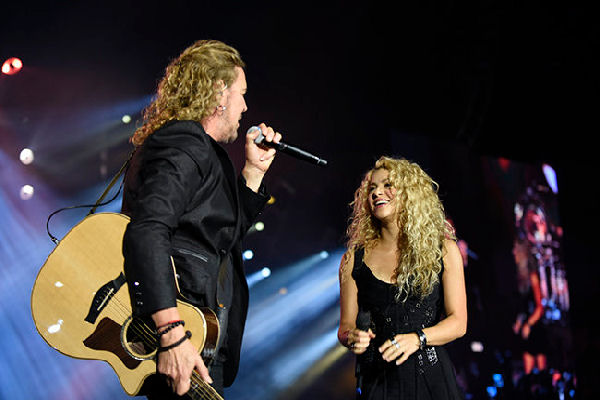Shakira sorprende al público en un concierto de Maná