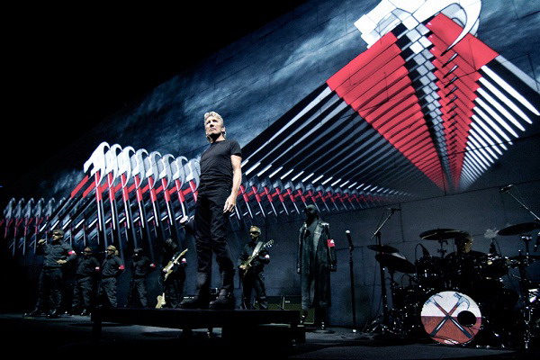 La policía alemana investiga a Roger Waters por su vestimenta pseudo-nazi