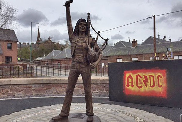 Inauguran en Escocia una estatua de Bon Scott
