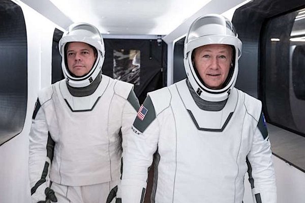 Los astronautas de SpaceX escucharon AC/DC rumbo al lanzamiento y se despertaron en el espacio con Black Sabbath