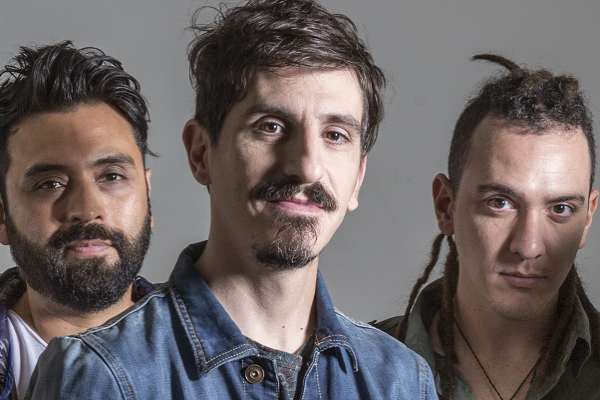 Juan Rosasco en Banda presenta una nueva versión de «Niebla de otoño»,  con integrantes de Los Tipitos y Atropello Carregal
