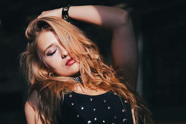 Wayra Iglesias presenta «Rehén de la moda», el segundo adelanto de su próximo álbum