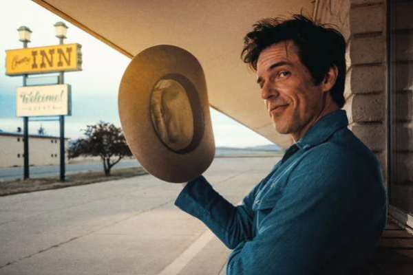 Brandon Flowers, de The Killers, anuncia un álbum de country-western titulado «THRASHER»
