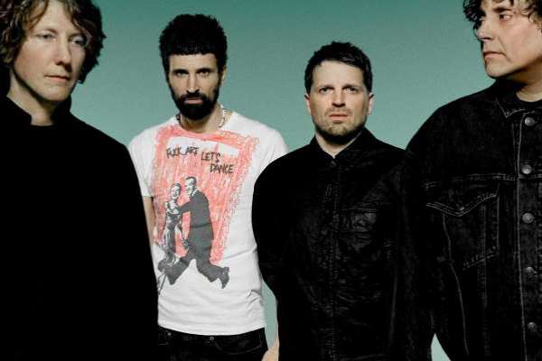 Kasabian retrasa el lanzamiento de su álbum «Act III» y comparte el single «Superpowers»